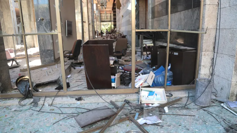 Zdemolované prostory tureckého parlamentu