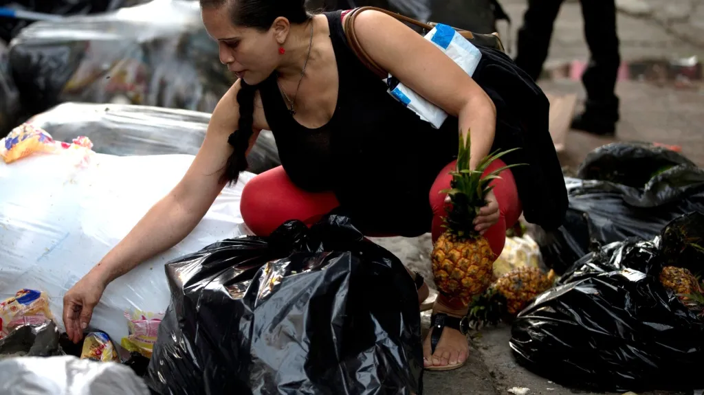 Hlad dohnal Venezuelany až k odpadkům