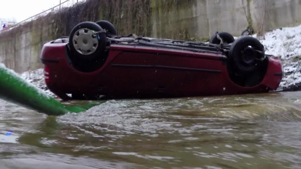 Auto na kraji Karlových Varů skončilo v potoce