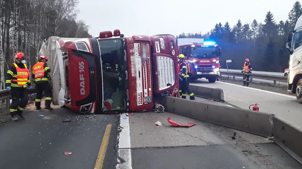 Převrácený kamion na dálníci D1 u Ostrovačic na Brněnsku