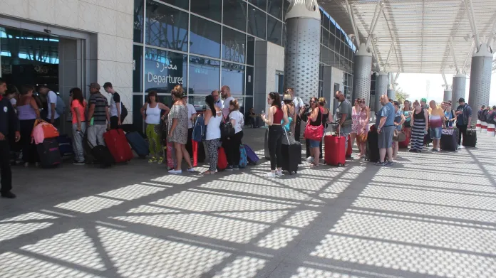 Turisté opouštějí Tunisko ve velkém