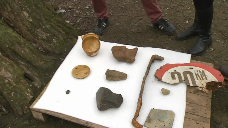 Předměty vylovené při posledním průzkumu dna Vltavy v roce 2014