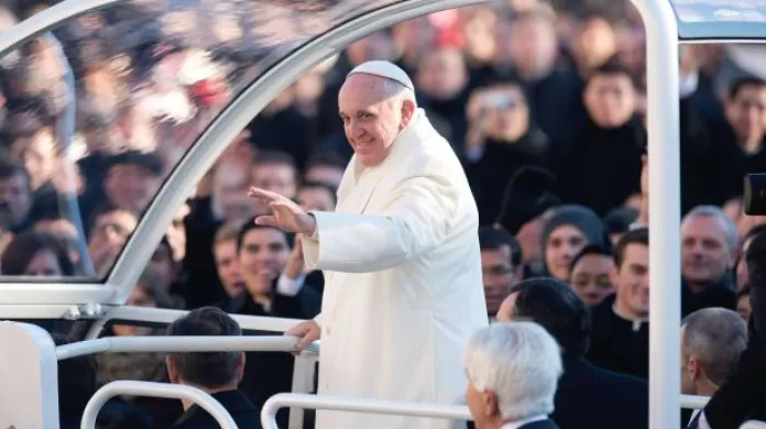 Papež kašle na pravidla: starého přítele pozval do papamobilu