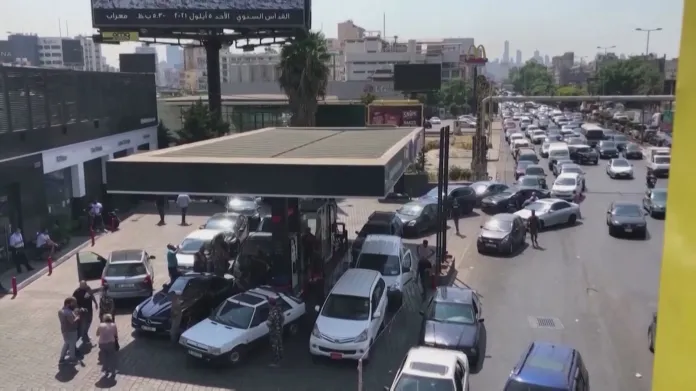 Nekonečné kolony aut, které míří do jediného cíle – čerpací stanice. Pohonné hmoty se v Libanonu staly vzácným zbožím a lidé na ně čekají i několik hodin.