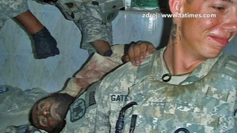 Fotografie amerických vojáků s mrtvými atentátníky