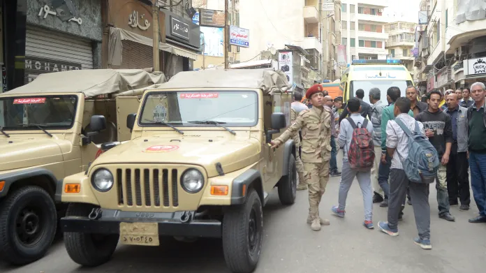 Egyptská armáda před kostelem v Alexandrii