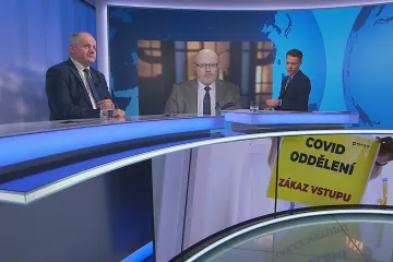 První případy covidu se v Česku potvrdily před třemi roky. Stane se běžným onemocněním, myslí si Prymula i Mucha