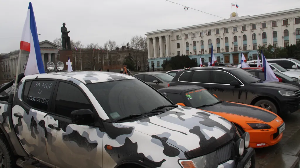 Auto ozdobené vlajkou Krymské autonomní republiky
