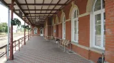 Nástupiště nádraží v Mimoni
