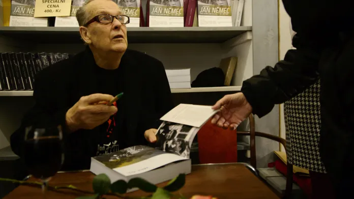 Jan Němec podepisuje knihu, kterou o něm napsal filmový historik Jan Bernard