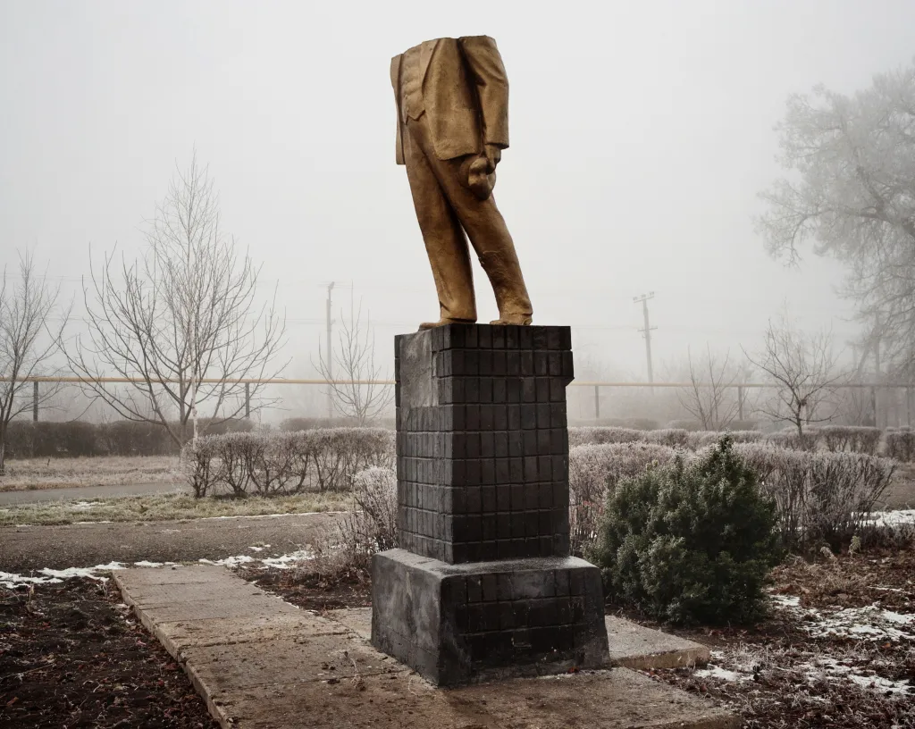 Vítězná fotografie v kategorii Evropa – příběh. Socha Lenina bez hlavy stojící v parku Cheminots v Kotovsku na Ukrajině. Sochu zničili ultranacionalisté v noci z 8. na 9. prosince 2021