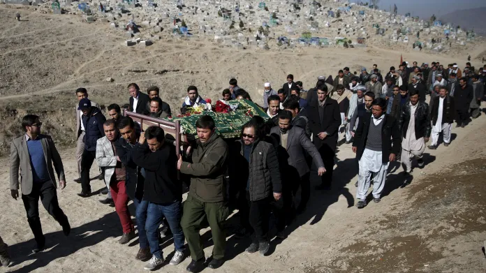 Pohřeb obětí středečního atentátu v Kábulu