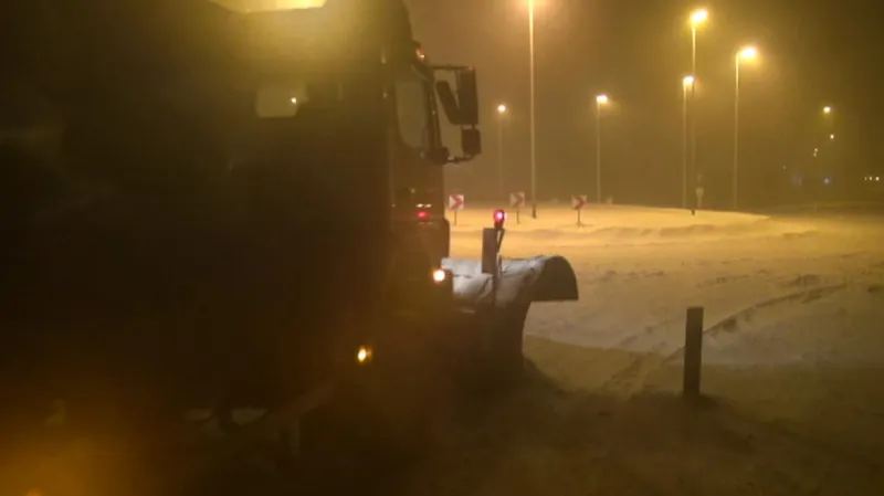 UDÁLOSTI: Nejvíce sněhu spadlo v nižších polohách. Výsledkem byly kolony aut i 20 hodin potmě