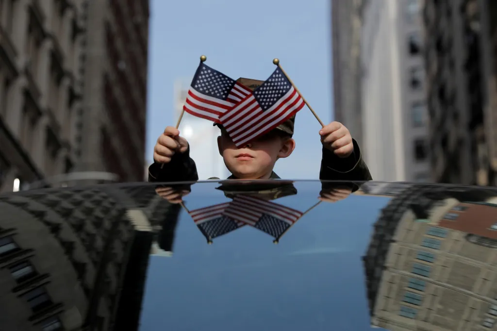 Šestiletý Liam Ross se účastní vzpomínkového dne vojenských veteránů na Manhattanu