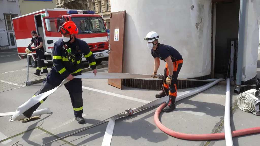 Velká část Brna je kvůi havárii bez vody, hasiči odčerpávají vodu z kolektoru