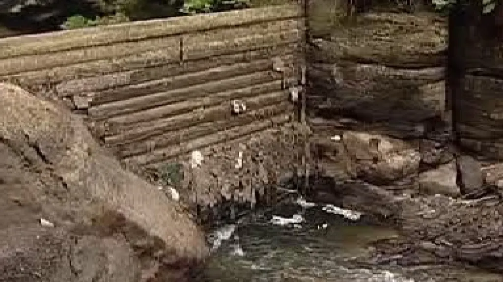 Poškozená hráz na soutěsce v Hřensku