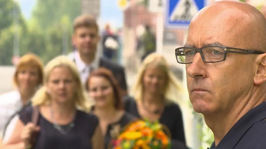 Antoni Miquel mlčky postává před hradeckým soudem