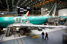 Více než tři sta letadel Boeing má na křídlech vadné díly, tvrdí americký úřad pro letectví