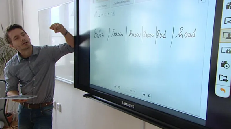 Pedagog s tabulí - displejem při výuce