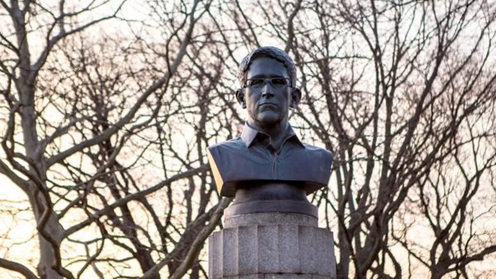 Snowdenova busta v parku Fort Greene