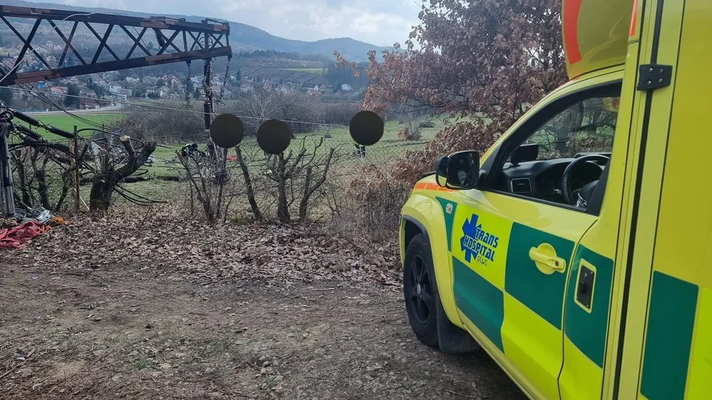 Pád sloupu u Zadní Třebaně na Berounsku způsobil smrt dělníka i problémy na železnici