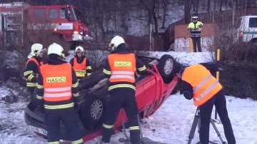 Nehoda osobního auta v Brně-Kníničkách