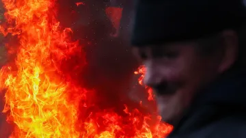 Zemědělci před europarlamentem zapálili ohně
