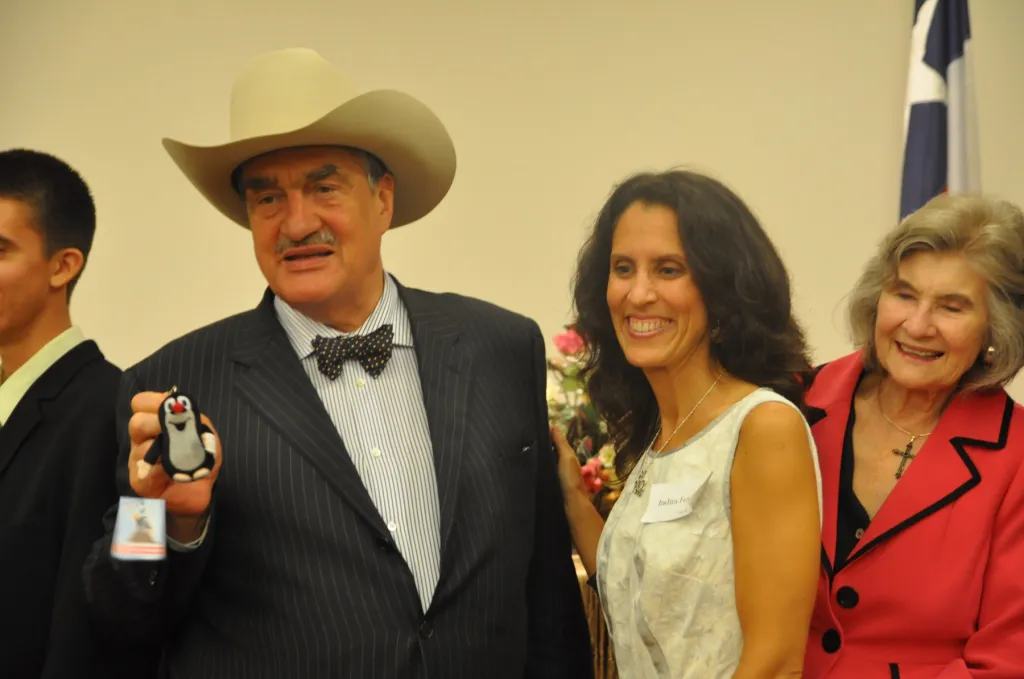 Ministr zahraničí Karel Schwarzenberg pózuje 29. května 2011 v Houstonu s figurkou Krtečka. Vedle něj v bílých šatech stojí Indira Feustelová, jejíž manžel Andrew si vzal plyšovou hračku s sebou na misi raketoplánu Endeavour