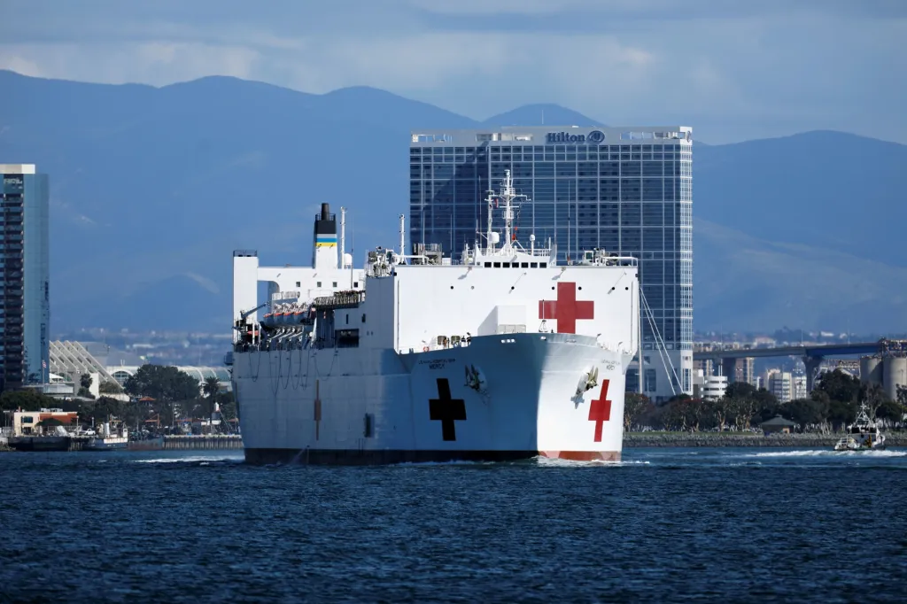 Loď USNS Mercy je speciální plovoucí nemocnice. Na pomoc v boji proti koronavirové nákaze plavidlo vyrazilo z kalifornského San Diega do Los Angeles