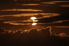 Měsíc zastínil Slunce. Podívejte se, jak částečné zatmění viděli lidé v různých koutech světa