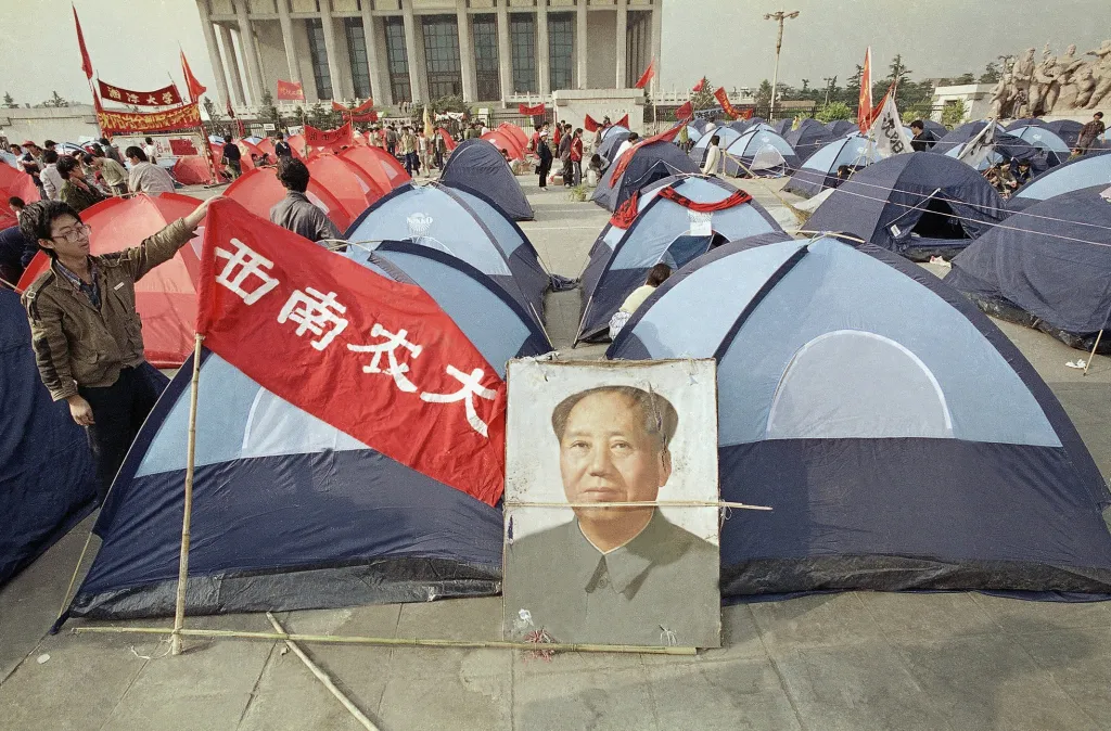 Protesty trvaly dlouho, a tak studenti začali na náměstí Tchien-an-men budovat stanové město.