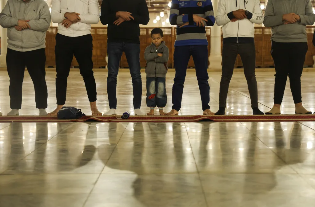 Téměř všichni muslimové se od puberty účastní měsíčního půstu, který je charakteristickým znakem ramadánu. Fotografie zachycuje modlitby v předvečer svátku v Egyptě