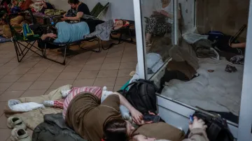 Obyvatelé Kyjeva se ukrývají ve stanici metra při ruském útoku