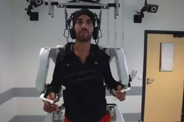 Vědci představili pomůcku, díky které by ochrnutí lidé mohli v budoucnu znovu chodit