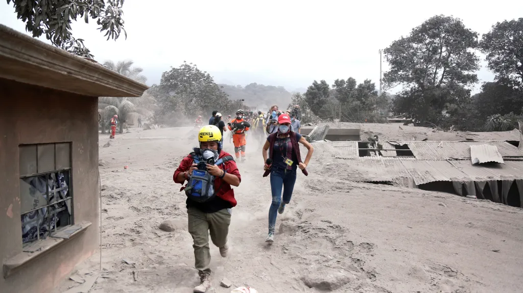 Novináři utíkají před novou erupcí sopky v Guatemale