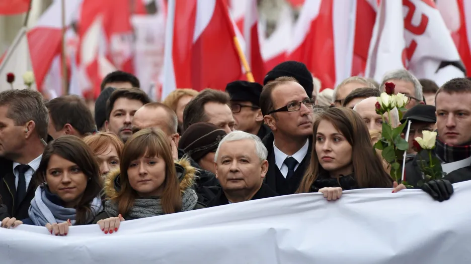 Demonstrace v centru Varšavy vedená Jaroslawem Kaczynským