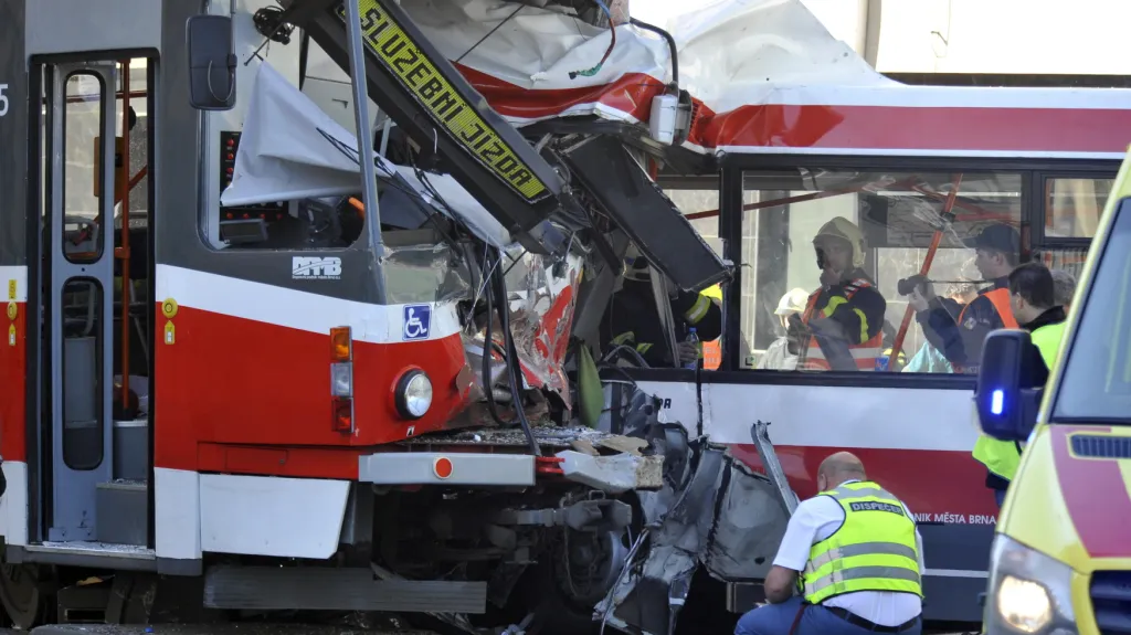 Nehoda trolejbusu a tramvaje v Brně