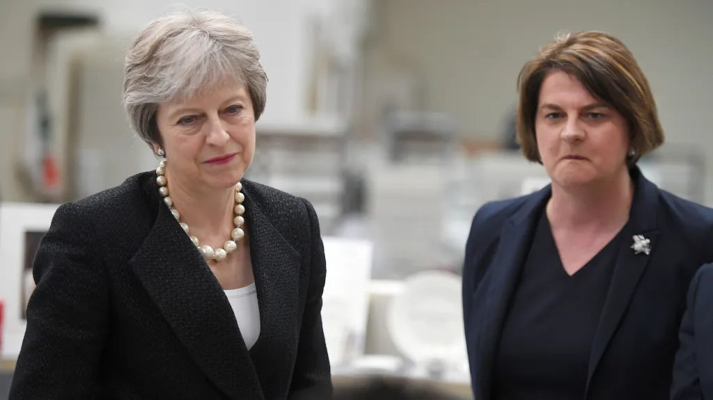 Britská premiérka Theresa Mayová a předsedkyně DUP Arlene Fosterová