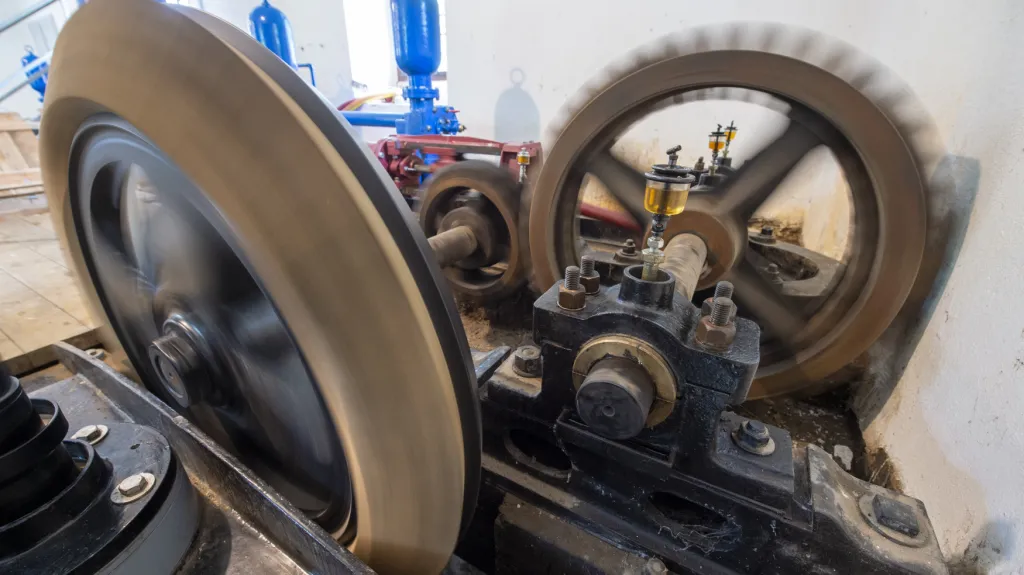 Opravená zámecká vodárna u Hluboké nad Vltavou s Francisovou turbínou