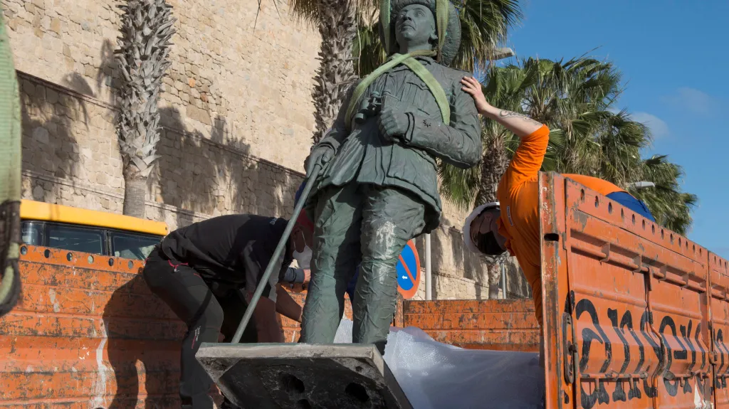 Odstranění poslední Francovy sochy v Melille