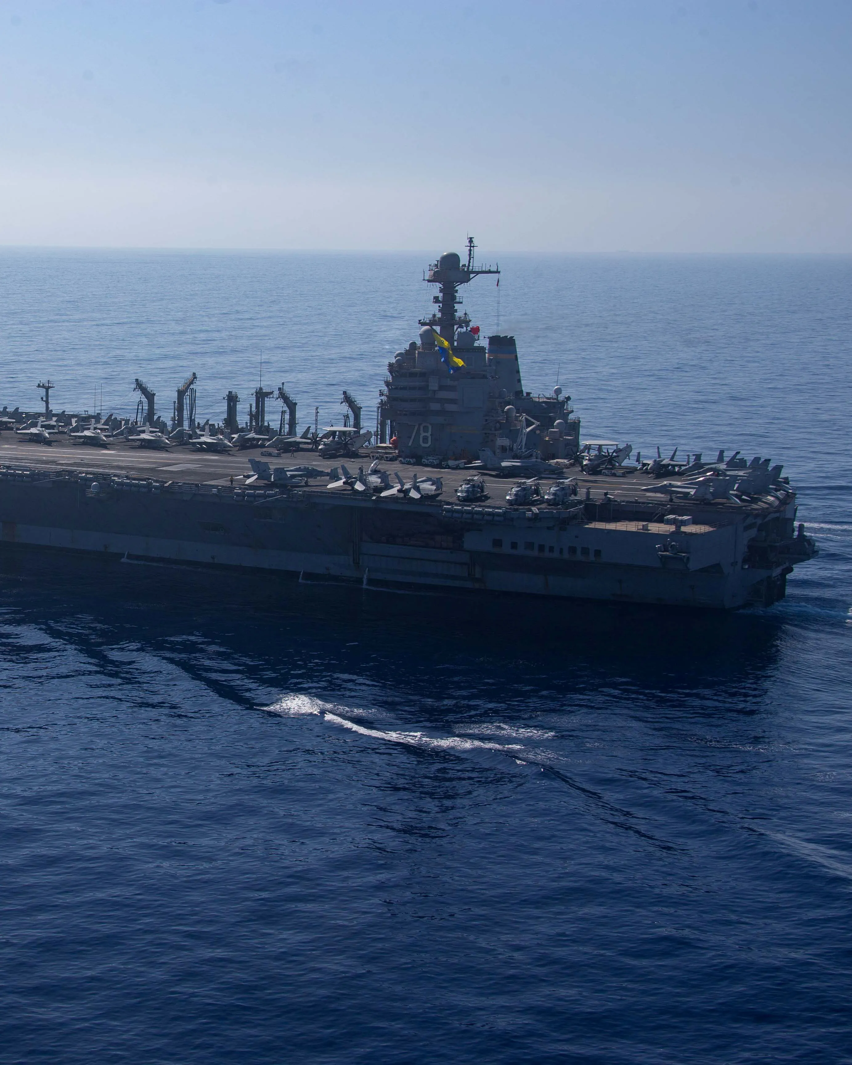 AFP: USA přesouvají k Íránu velký počet lodí i bojových letounů