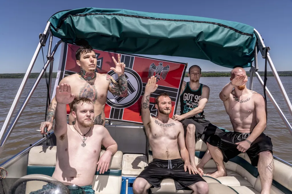 Fotografie Marka Petersona s názvem Hitler's Birthday / Easter Weekend (Hitlerovy narozeniny / Velikonoční víkend). Pravicová extremistická aktivita v USA nabírá na síle. Roste využívání internetu a sociálních médií krajně pravicovými skupinami. V září je FBI označila za hlavní hrozbu pro USA