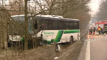 Autobus po střetu s autem