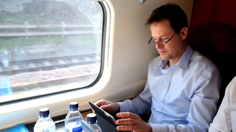 Nick Clegg v cestovní pauze mezi mítinky