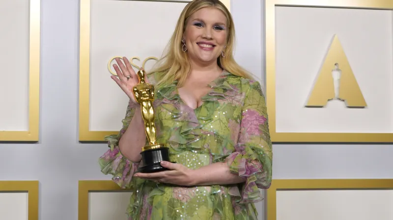 Herečka Emerald Fennellová dostala Oscara za původní scénář Nadějné mladé ženy