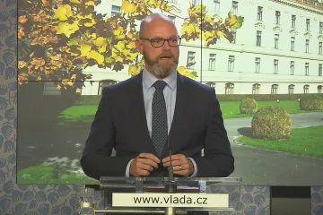 Vláda je proti zavedení povinné maturity z matematiky. Nejdřív musíme zvednout úroveň výuky, řekl Plaga