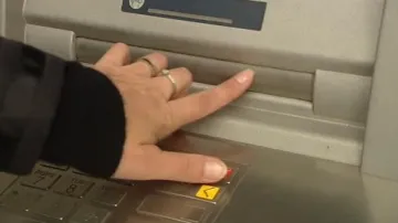 Zaslepovací lišta, pomocí které lze zachytit peníze v bankomatu