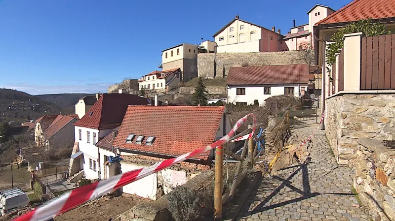 Na opravu sesunuté zdi teď město hledá novou firmu