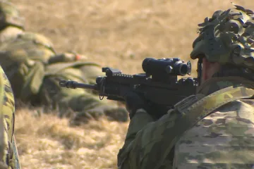 Zóna ČT24: Ministerstvo obrany omezilo přístup českých vojáků do zahraničních armád i na Ukrajinu