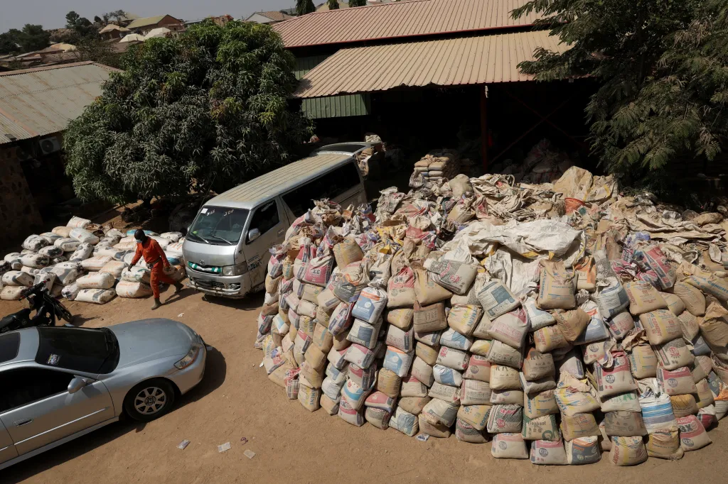 Nerosty putují k obchodníkům s halami na zpracování cínu, kteří zásobují vývozce